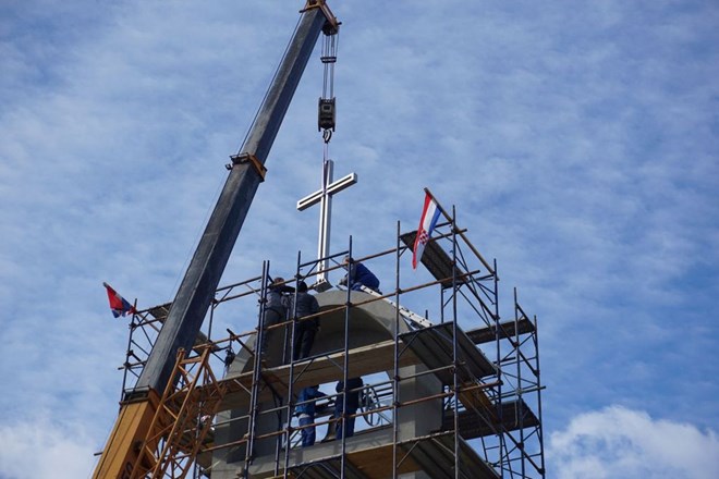 U kapeli Srca Isusova u Cerju Tužnom postavljeno zvono i križ
